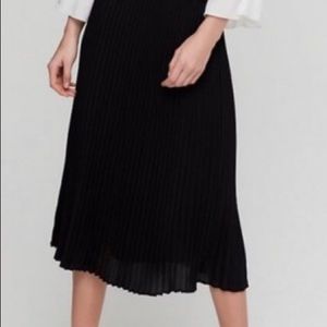 Aritzia babaton pleated skirt